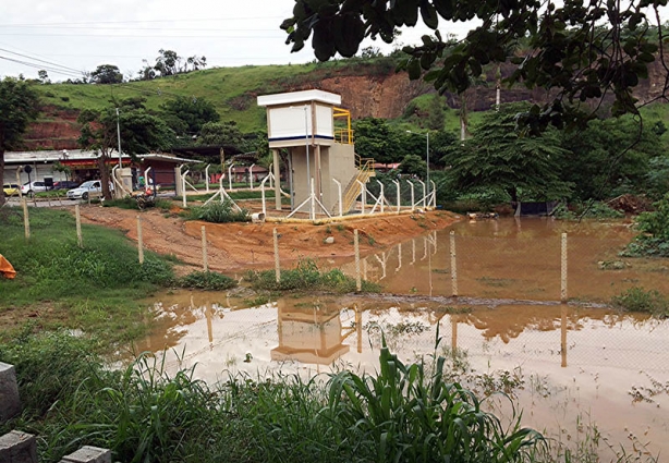 O rio Pomba saiu um pouco do seu leito na altura da rodoviária, próximo à ETE da Copasa, no final da tarde desta sexta-feira