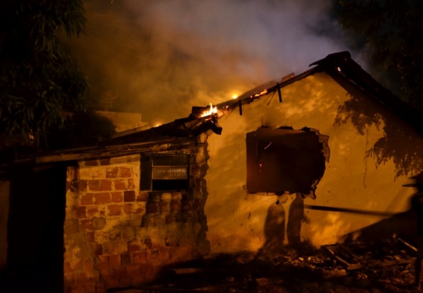 O fogo destruiu todo o imóvel, apesar de ter sido controlado pelos moradores e pela Polícia