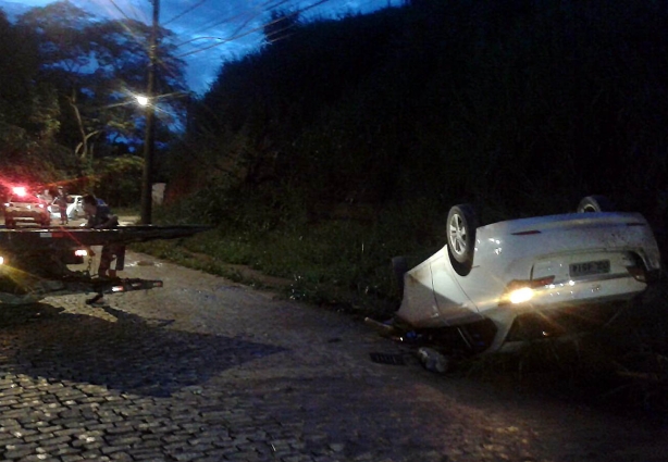 O carro ficou parado com as rodas para cima à direita da avenida, sentido bairro Taquara Preta