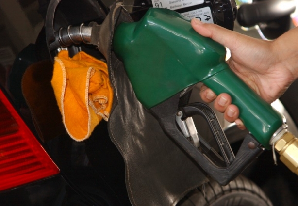 A gasolina continua subindo de preço no Brasil enquanto o petróleo é vendido por um terço do que valia há dois anos