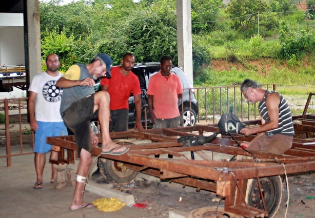 A equipe do barracão da Escola trabalha na montagem dos carros alegóricos