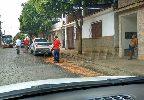 A pista sentido Taquara Preta-Centro ficou comprometida pela grande quantidade de óleo derramada