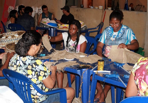 Uma equipe de voluntários do bairro trabalha na confecção das fantasias e alegorias