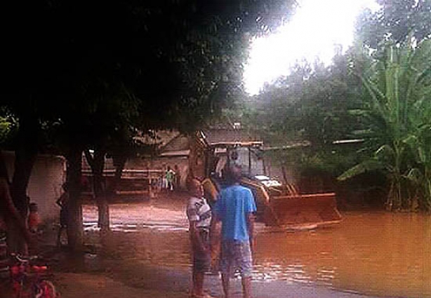 Á agua do rio Pomba começou a invadir rua e casas em Astolfo Dutra no começo da tarde desta sexta-feira