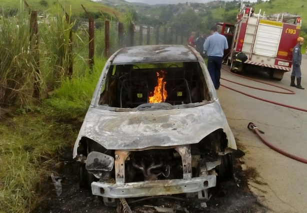 O fogo só foi controlado pelo Corpo de Bombeiros de Leopoldina