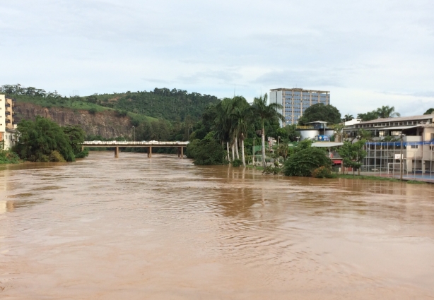 Foto do rio Pomba menos cheio, no final da tarde desta sexta-feira, 29 de janeiro
