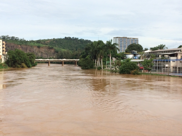 Foto do rio Pomba menos cheio, no final da tarde desta sexta-feira, 29 de janeiro