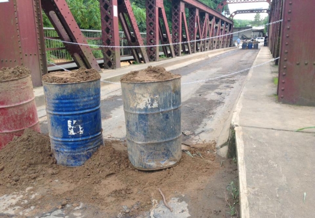 A ponte metálica em Guarani está fechada ao trânsito de veículos pesados 