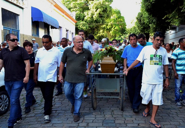 O cortejo fúnebre percorreu a Rua Major Vieira sentido Praça Santa Rita