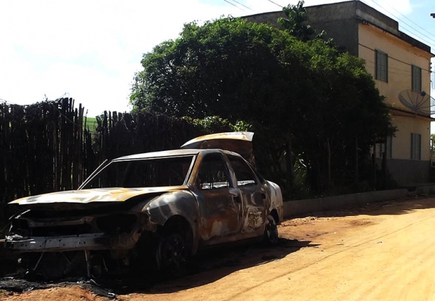 O carro ficou totalmente destruído pelas chamas. Polícia procura pelos responsáveis