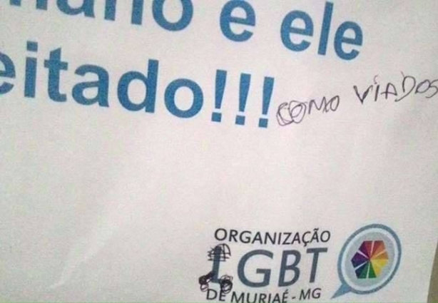 As pichações aconteceram em diversas obras expostas pelo Movimento LGBT