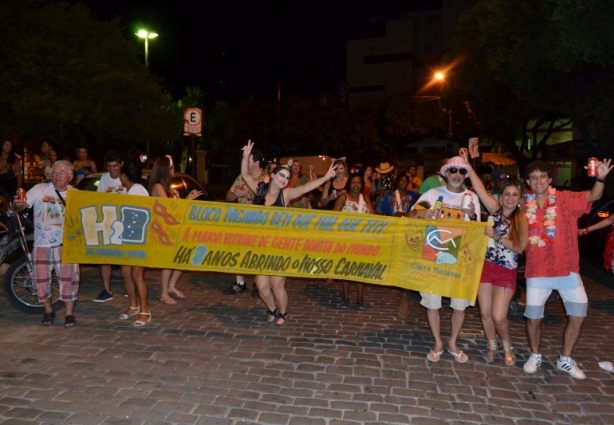 Os animados participantes do bloco desfilaram pela Passarela do Samba Expedito Liberato, encerrando a noite