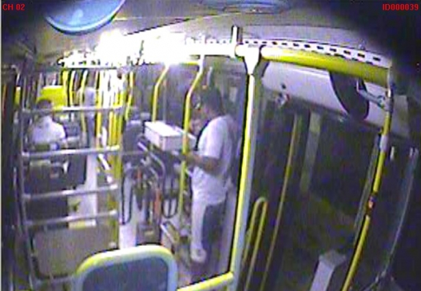 Momento em que o rapaz pega o dinheiro no caixa do ônibus