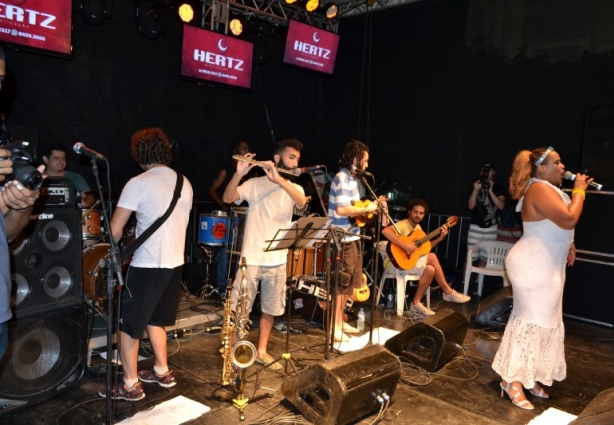 Sandra Portella fez um show com sambas consagrados fez todo o público sambar e cantar