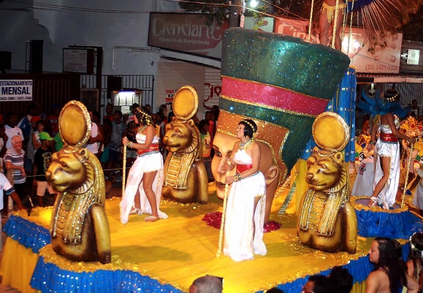 A Dragões da Vila Reis superou problemas logo na entrada da Avenida e fez um belo desfile