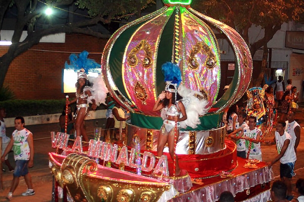A Unidos da Vila Minalda encerrou a primeira noite de desfiles neste domingo de Carnaval