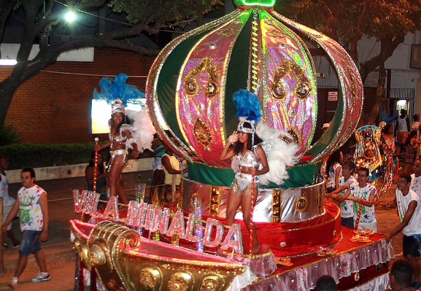 A Unidos da Vila Minalda encerrou a primeira noite de desfiles neste domingo de Carnaval
