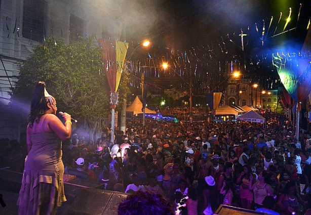 Sandra Portella canta o melhor do samba para a multidão em Miraí