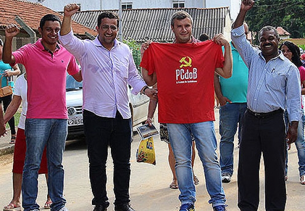Moisés segura a camisa do PC do B, ao lado do Deputado Wadson Ribeiro, no dia de sua filiação ao Partido