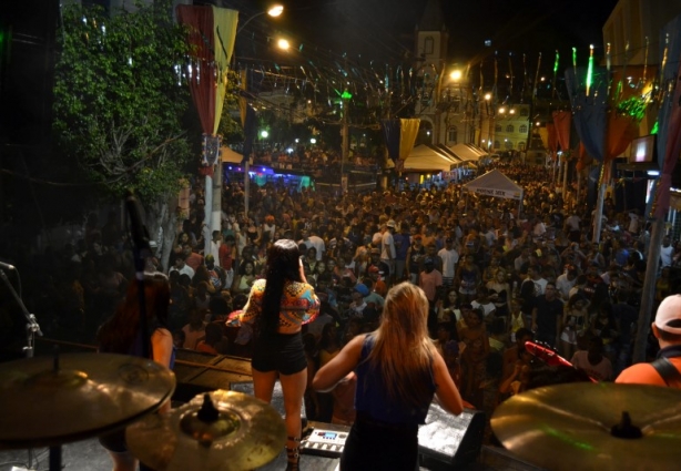 O público não desanimou na última noite de folia e compareceu animado para dançar ao som da Banda Charme