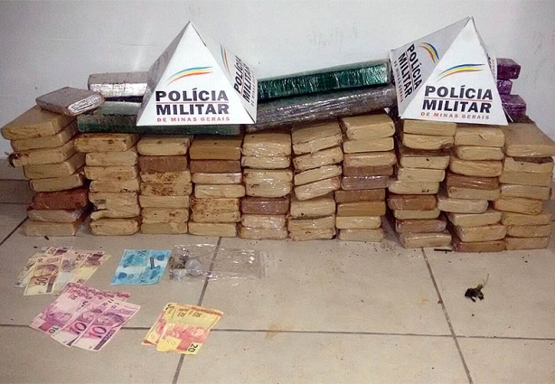 Policiais desenterraram a droga que estava escondida em um sítio, em Teixeiras