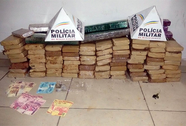 Policiais desenterraram a droga que estava escondida em um s&iacute;tio, em Teixeiras