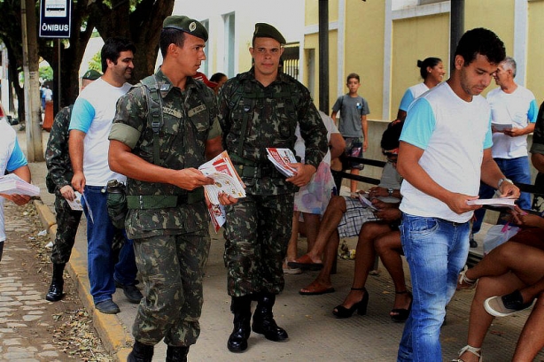 Os militares do Ex&eacute;rcito Brasileiro distribu&iacute;ram panfletos para a popula&ccedil;&atilde;o sobre os riscos da dengue