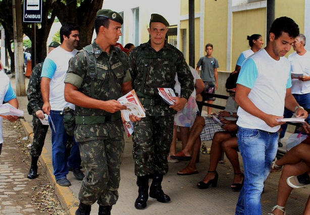 Os militares do Exército Brasileiro distribuíram panfletos para a população sobre os riscos da dengue