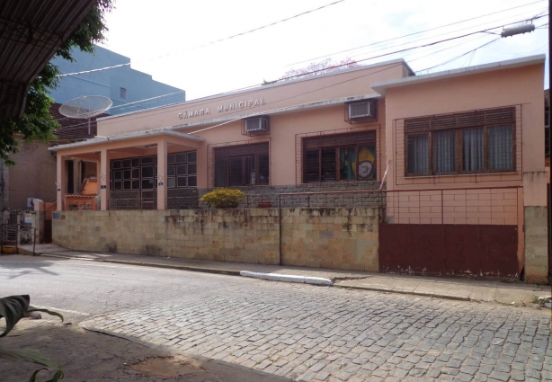O Ministério Público está investigando as contratações de servidores sem concurso pela Câmara Municipal de Além Paraíba