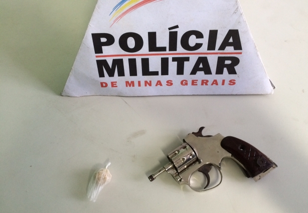 A Polícia Militar apreendeu uma arma de fogo na residência do suspeito de ter roubado um celular