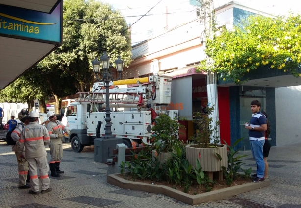 Após o susto, equipe da Energisa trabalha no local para restabelecer a energia