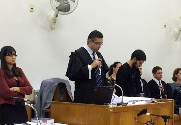 O Juiz Maurício Pirozi lê a sentença que condenou o réu a 24 anos de prisão em regime fechado