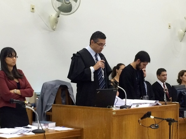 O Juiz Maur&iacute;cio Pirozi l&ecirc; a senten&ccedil;a que condenou o r&eacute;u a 24 anos de pris&atilde;o em regime fechado