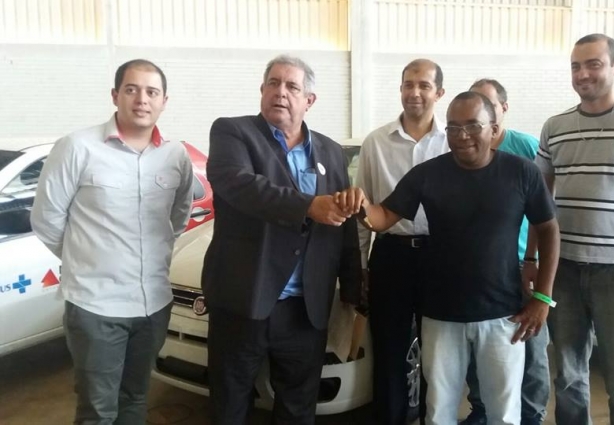 O prefeito Cesinha entrega a chave de um dos veículos ao motorista da Prefeitura, Paulo César, o PC