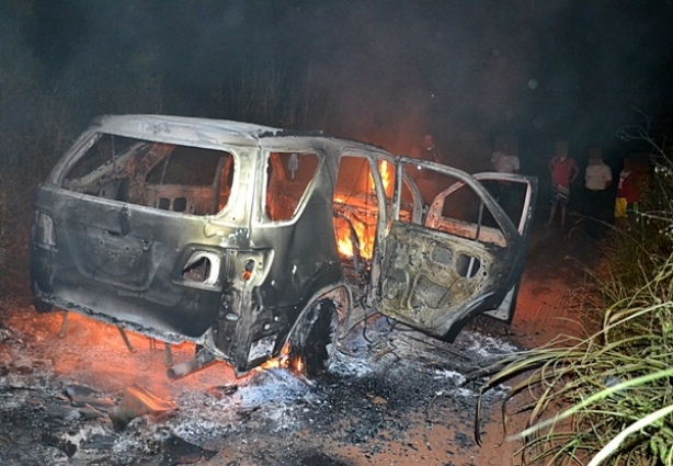 O automóvel foi completamente tomado pelas chamas. Polícia Civil investiga o crime