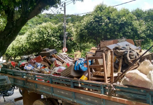 Todo o entulho que encheu a carroceria deste caminhão foi retirado de uma residência, informou a equipe de combate a dengue