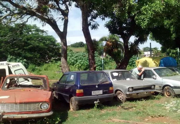 Veículos atualmente apreendidos no pátio do Almoxarifado da Prefeitura. Outros dezenove foram notificados