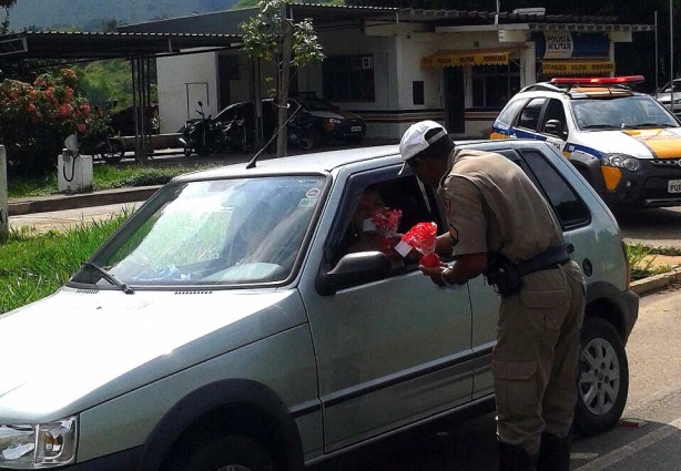 As motoristas que passaram pelo Posto policial de Dona Euzébia receberam flores esta manhã em homenagem ao seu dia