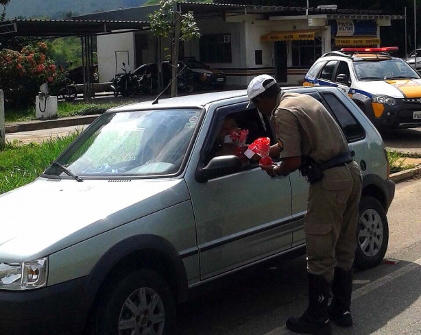 As motoristas que passaram pelo Posto policial de Dona Euz&eacute;bia receberam flores esta manh&atilde; em homenagem ao seu dia