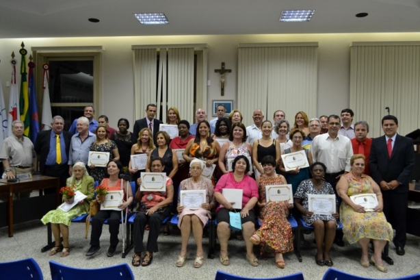 Vereadores, os ex-prefeitos e prefeito Cesinha com as homenageadas ap&oacute;s a solenidade
