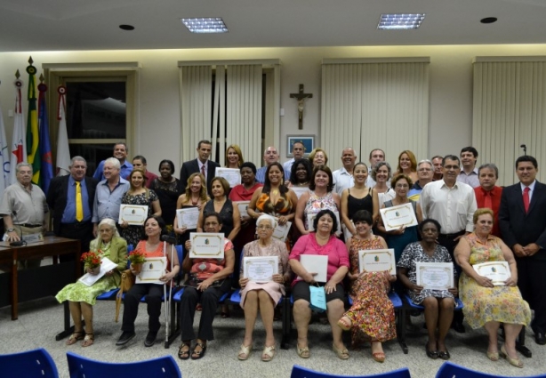 Vereadores, os ex-prefeitos e prefeito Cesinha com as homenageadas após a solenidade