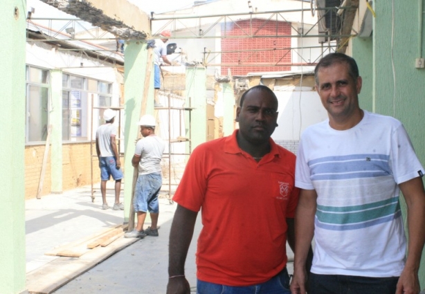 Ao lado do gerente de serviços do Clube do Remo, Luimar Rosa, Betão fiscaliza a obra do salão.