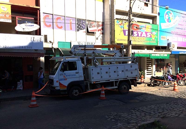 Um fio incendiou-se e provocou a interrupção nos fornecimento de energia no meio da tarde desta quinta-feira no centro da cidade