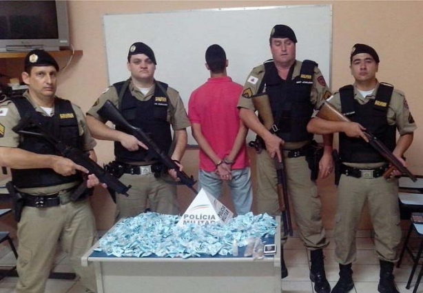 Os policiais militares encontraram dentro da mochila do menor cerca de 530 pinos de cocaína prontos para a venda