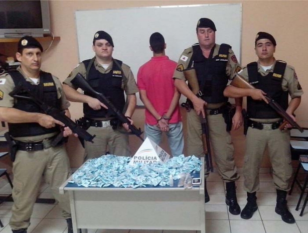 Os policiais militares encontraram dentro da mochila do menor cerca de 530 pinos de coca&iacute;na prontos para a venda