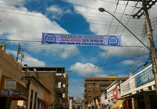 Uma faixa na cidade convida a população a participar do movimento que já colhe assinaturas dos eleitores