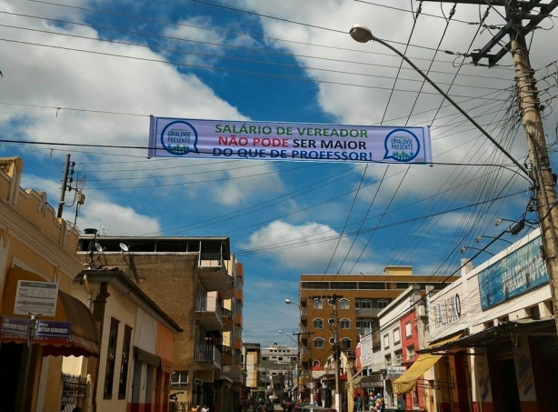 Uma faixa na cidade convida a popula&ccedil;&atilde;o a participar do movimento que j&aacute; colhe assinaturas dos eleitores