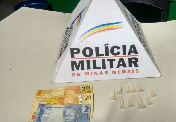 Dez pinos de cocaína foram encontrados com dois rapazes no Bairro Menezes nesta noite de sábado, 12 de março