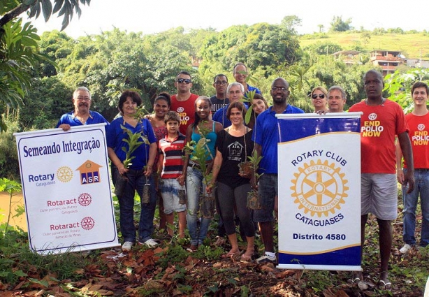 Os membros do Rotary plantaram 60 mudas de árvores às margens do rio Pomba neste sábado