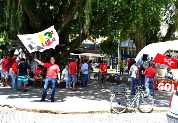 O ato pró-Dilma e contra o impeachment da presidente aconteceu na esquina da Praça Rui Barbosa, em frente ao Calçadão